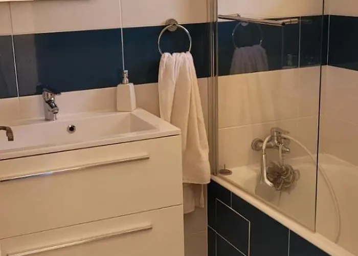 Proche Yourhostehelper Апартаменты