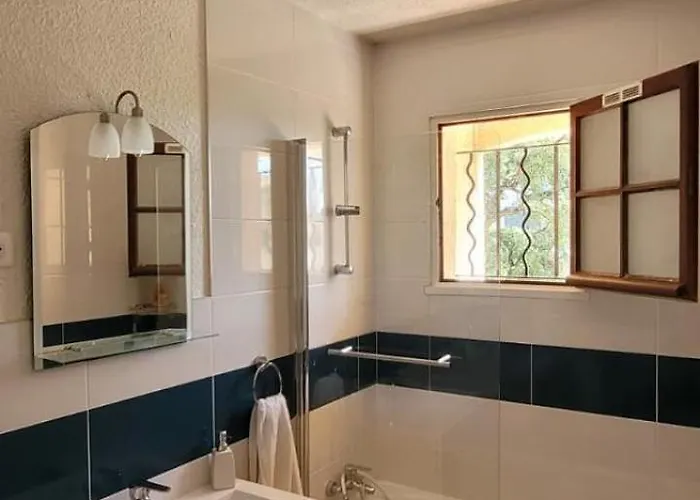 Proche Yourhostehelper Апартаменты